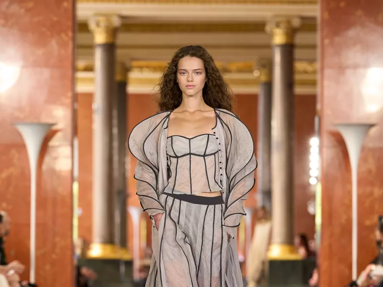 Піжамна легкість та інтимна елегантність: Louis Vuitton відкриває нову мову жіночності